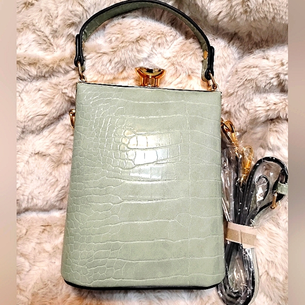 NWOT💕 BOUTIQUE Green Croc & Gold Accents-Huge Diamond Look Clasp & Interior🐆